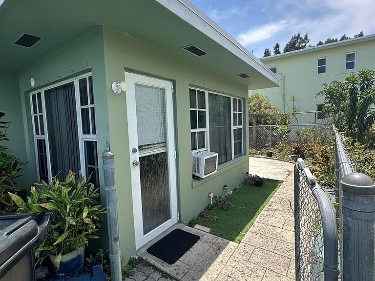1126 N H St — Photo 1