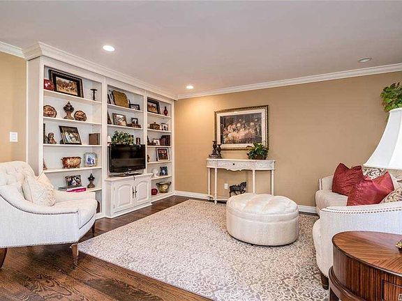 4th image of 46 Southgate Cir
