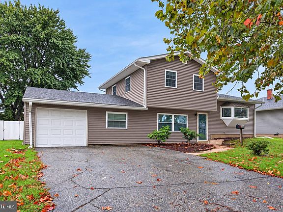 5th image of 1127 Greentree Rd