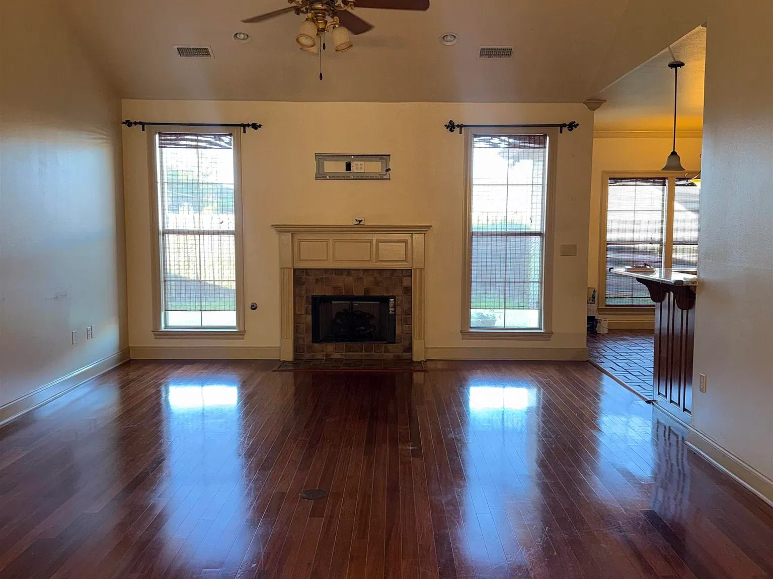 4 bed, 2693 sqft, $3,000 — Photo 2