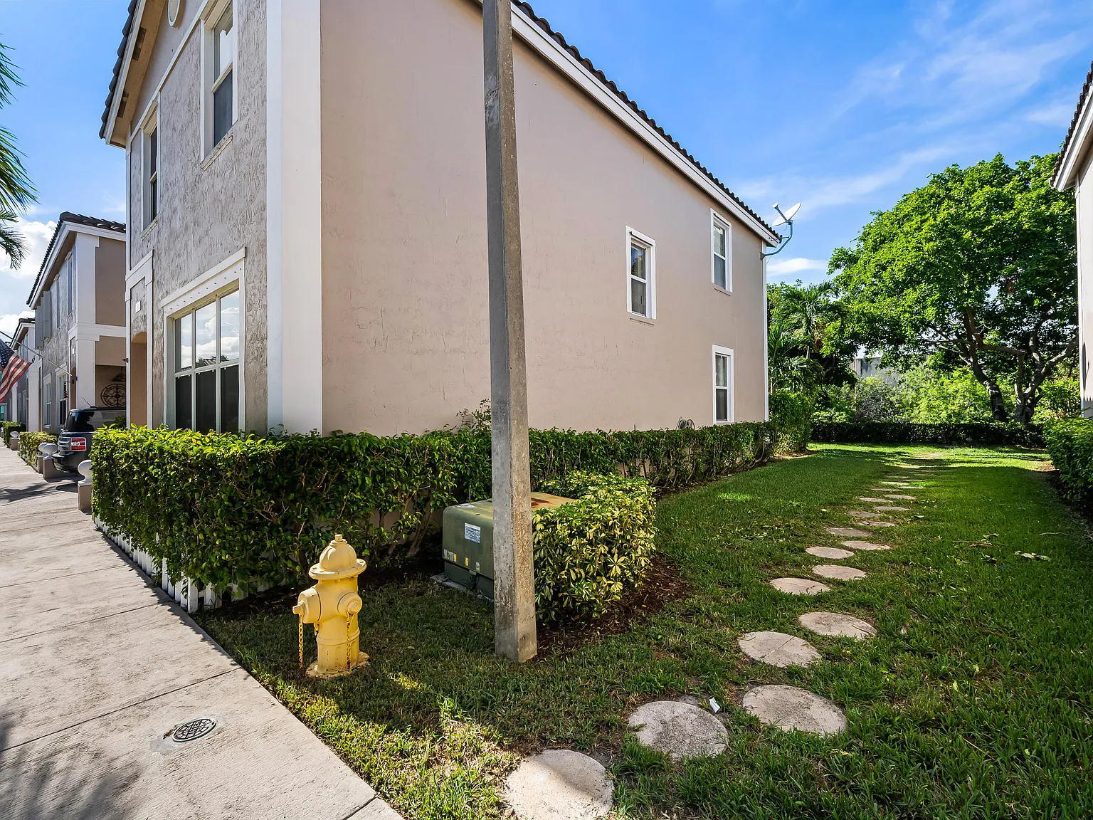 3 bed, 2.5 bath, 1655 sqft, $3,200 — Photo 4