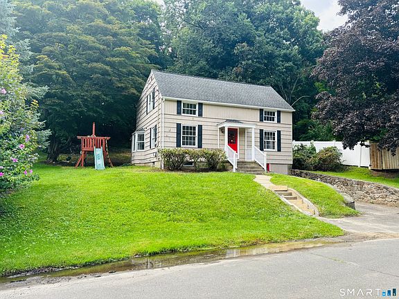 3rd image of 18 Cawley Avenue