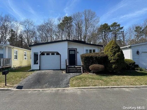 163 Village Circle #163, Manorville, NY 11949