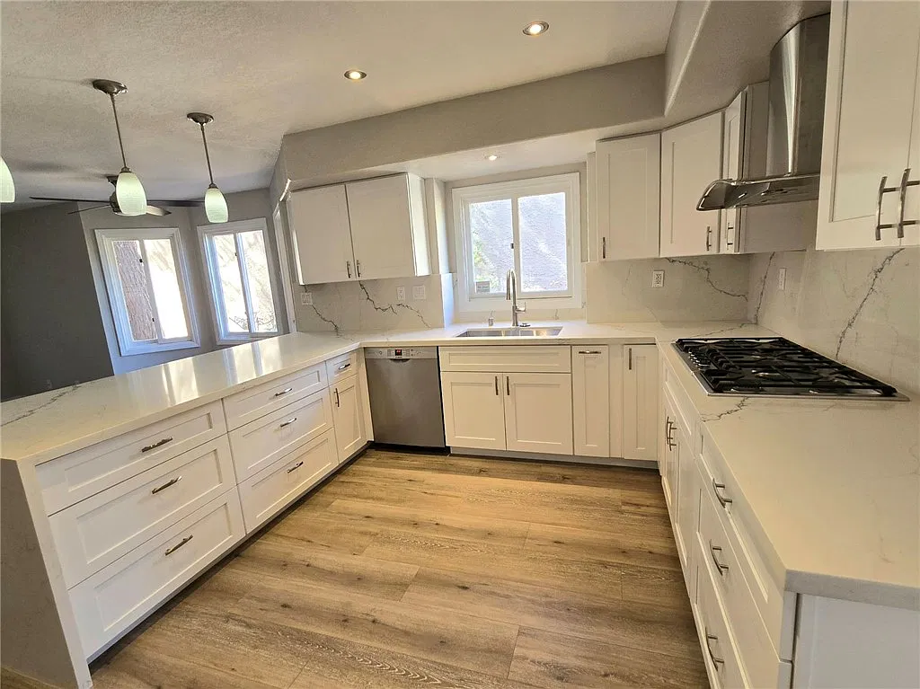 3 bed, 2.0 bath, 2466 sqft, $4,250 — Photo 3