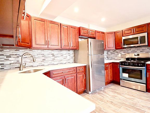 5th image of 940 Tilden St #1