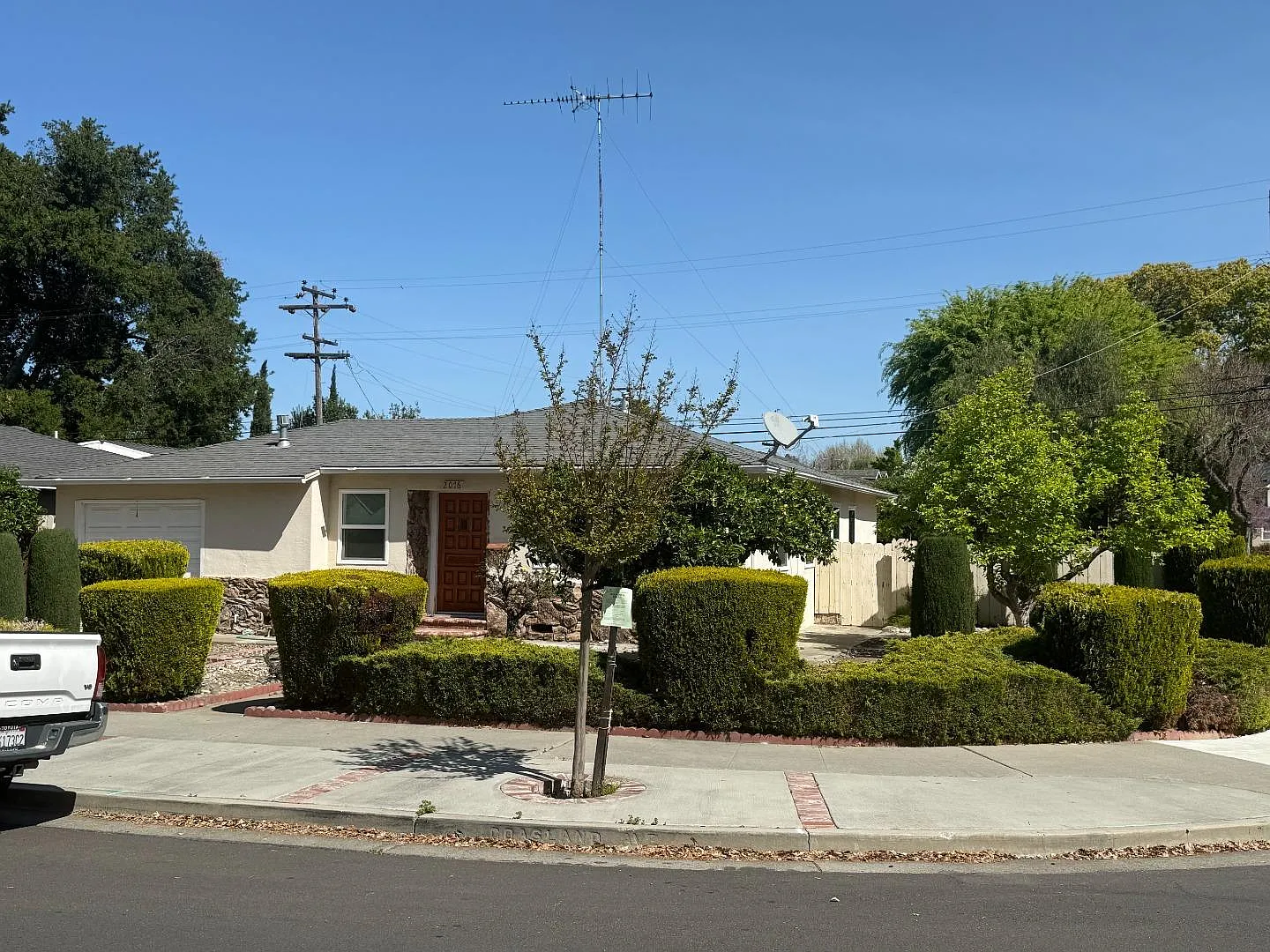 2076 Coastland Ave photo 1