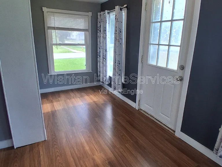 701 N E St — Photo 1