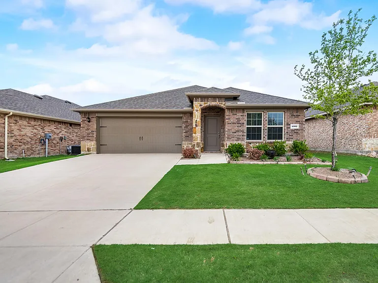1302 Meadow Creek Dr — Photo 3