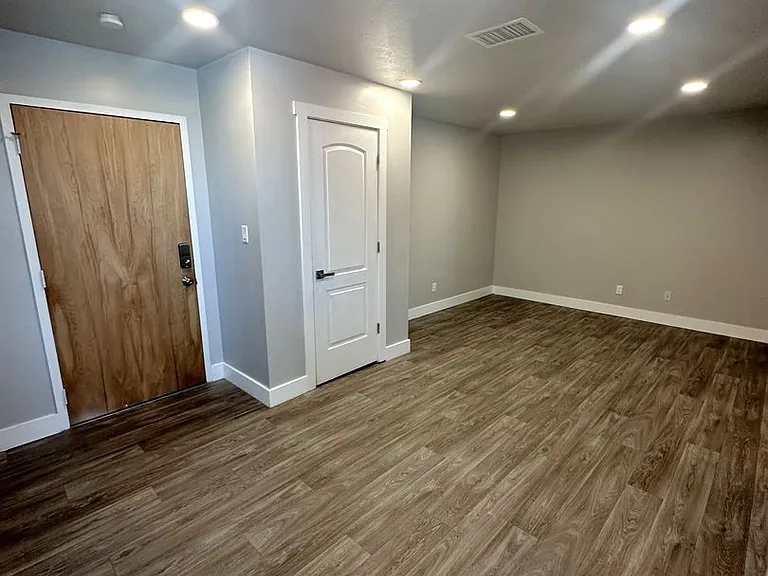 New Brigham Apartments — Photo 18