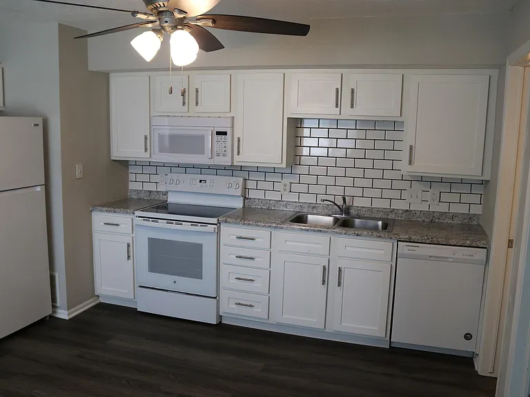 1403 Garfield St — Photo 3