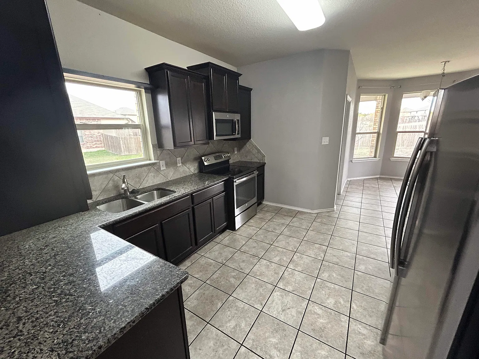 3 bed, 2.5 bath, 2189 sqft, $1,652 — Photo 4