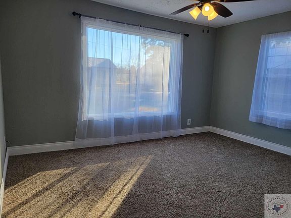 4th image of 107 E Avenue B