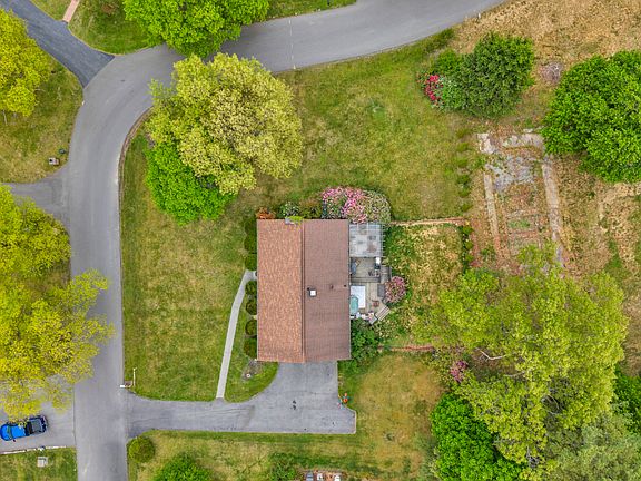 3rd image of 211 Grist Mill Dr