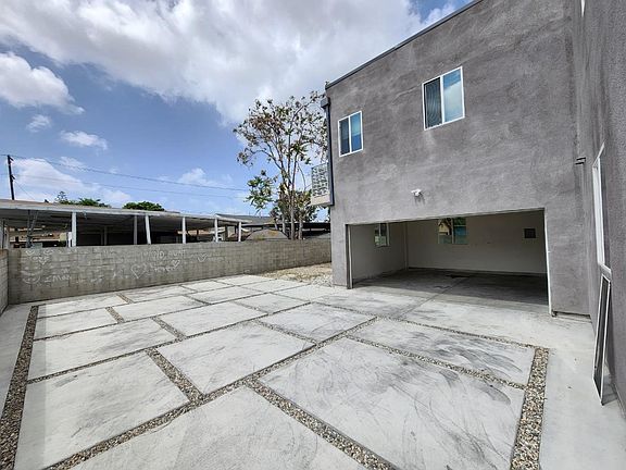 5th image of 9541 Holmes Ave