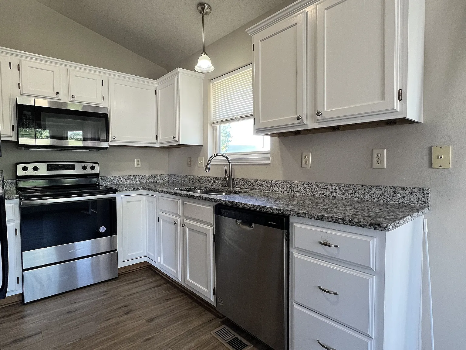 3 bed, 1950 sqft, $1,645 — Photo 3