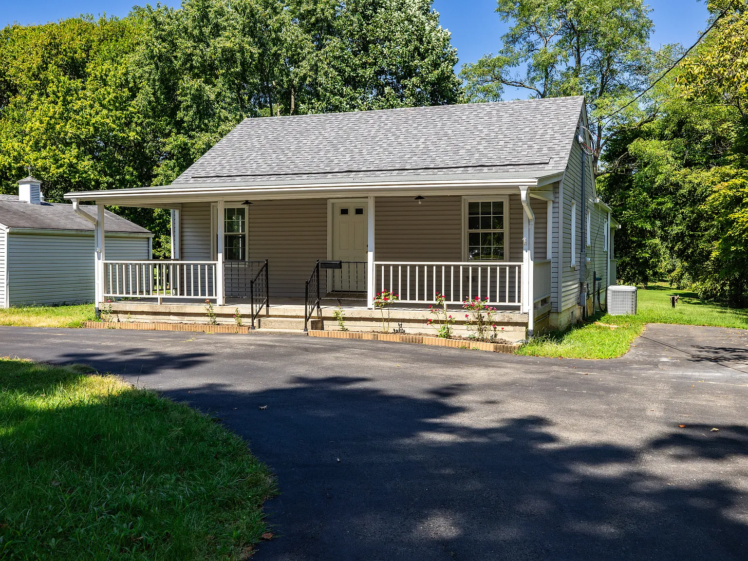3 bed, 1.5 bath, 1250 sqft, $2,149 — Photo 3