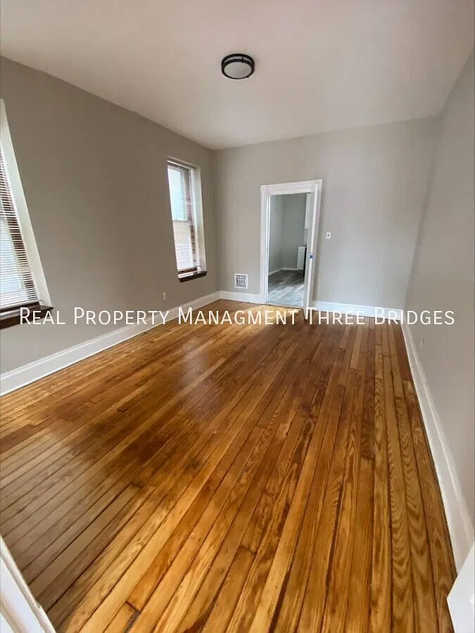 2br/1ba - Upstairs Flat with Bonus Room — Photo 3