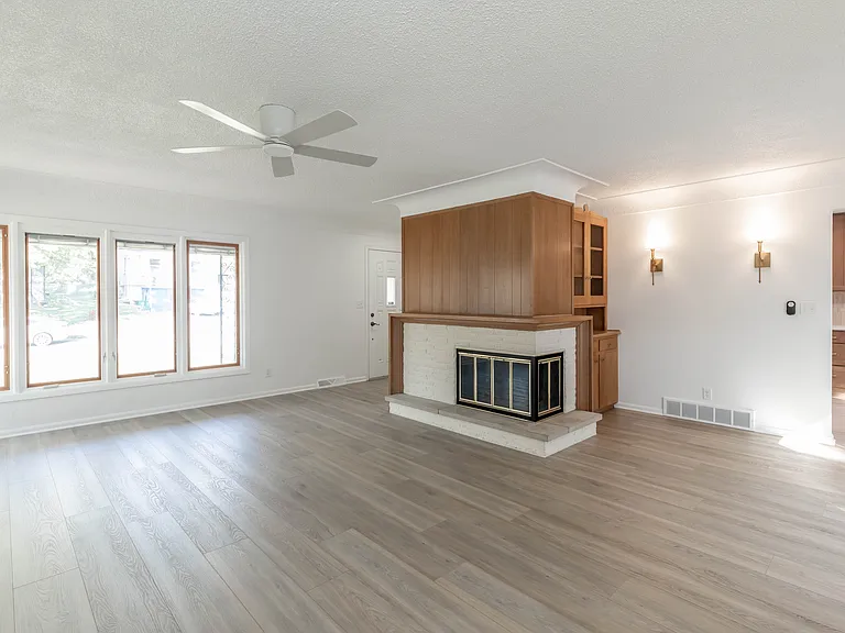 6522 Lincoln Ave — Photo 3