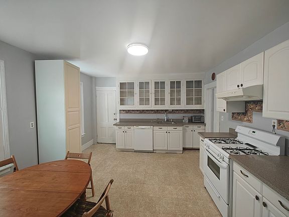 5th image of 213 Willow St #1