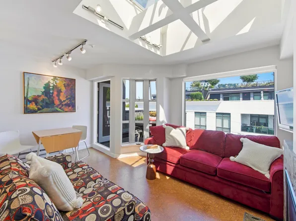 3673 W 11th Ave #301, Vancouver, BC V6R 2K4