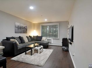 914 Thoreau Ct, Mahwah, NJ 07430