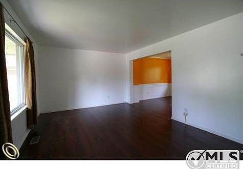 Linght-flooded Living Room