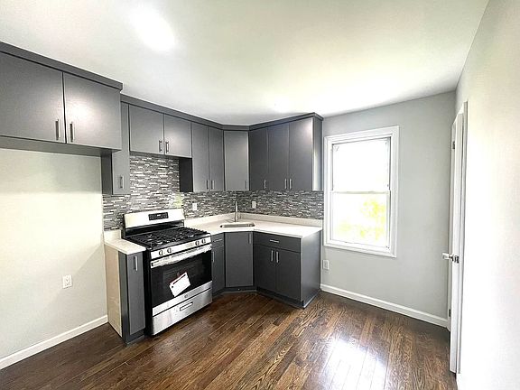 3rd image of 10942 143rd St