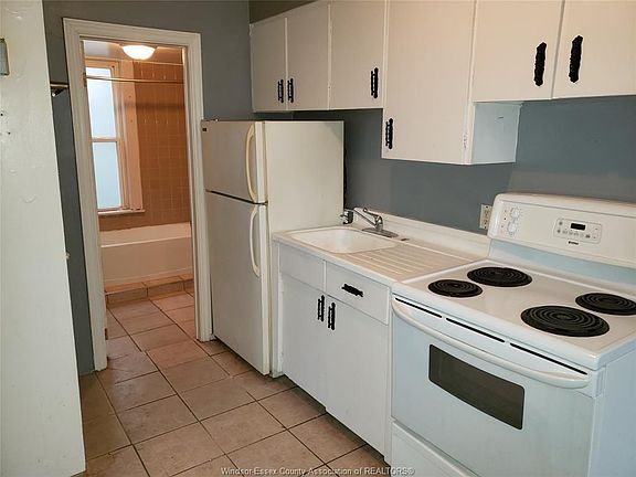 4th image of 456 Elliott St E #1