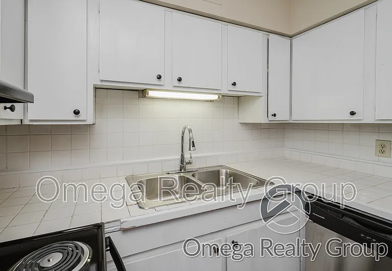 South Court Apartments — Photo 22