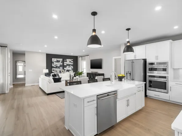 7 Willow Ln, Parsippany, NJ 07054