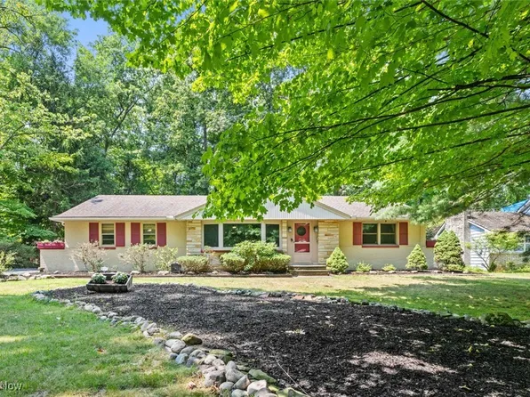 1012 Woodlane Dr, Mayfield Village, OH 44143