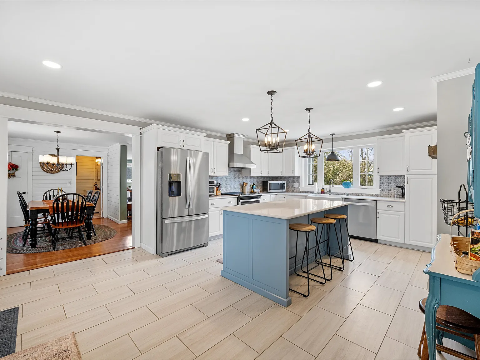 3 bed, 3.0 bath, 4690 sqft, $1,695 — Photo 3