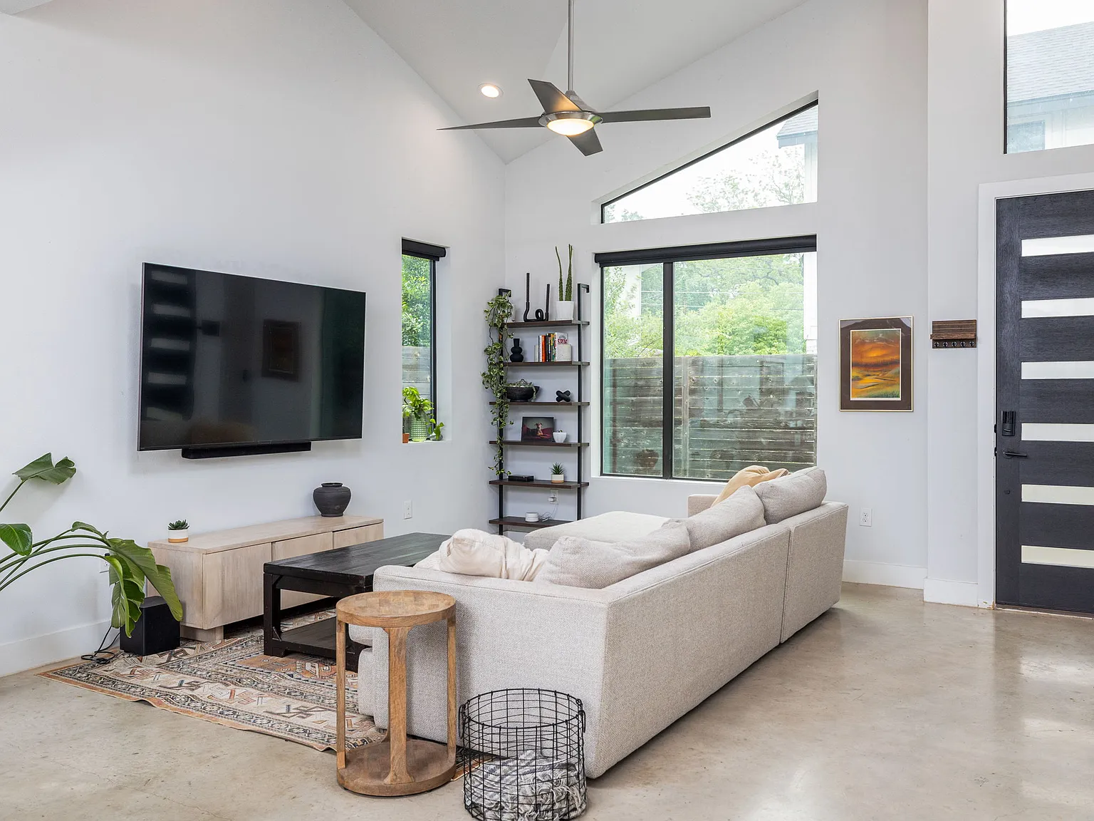 3 bed, 2.5 bath, 1820 sqft, $4,200 — Photo 3