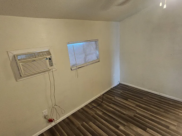 345 Nevada Dr — Photo 25