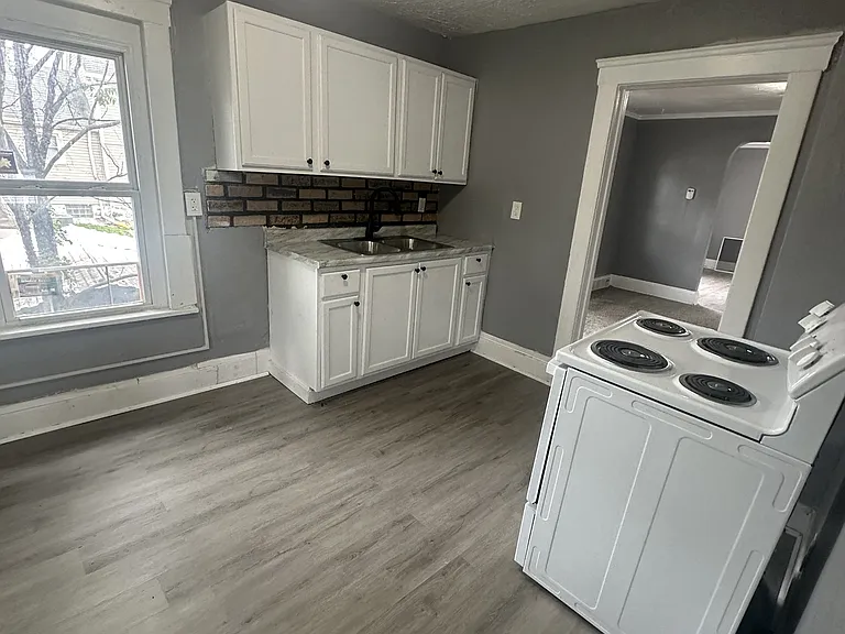 7613 Bancroft Ave — Photo 11