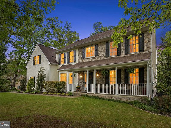 3rd image of 210 Hollowbush Ln