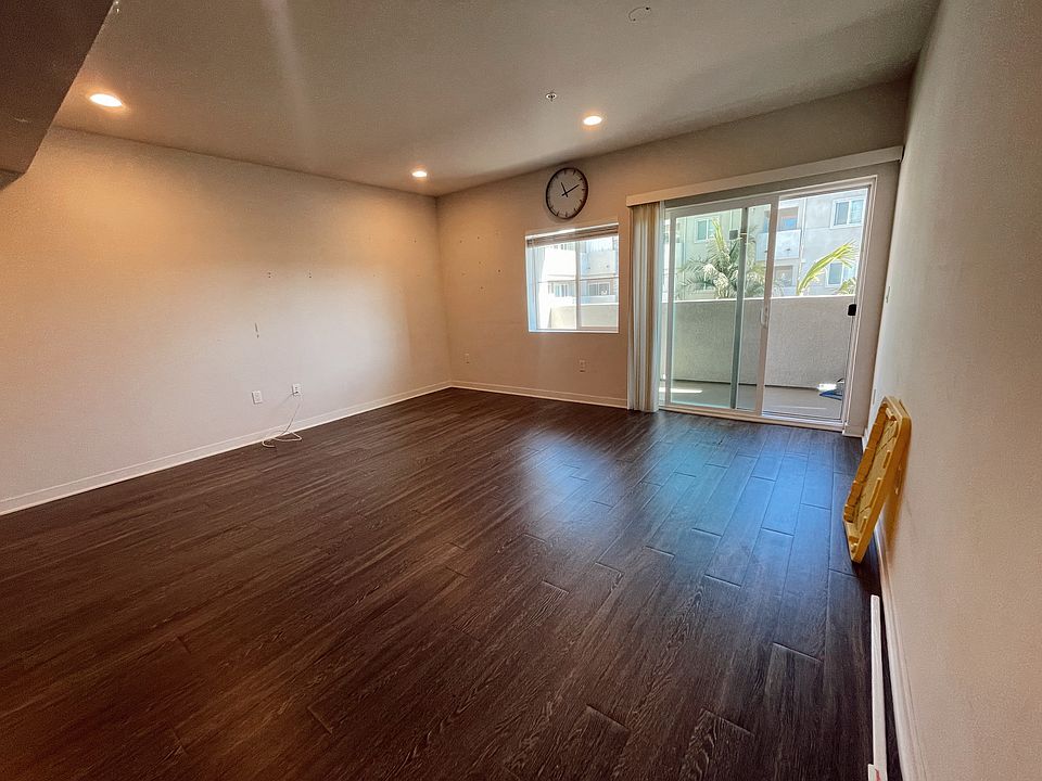 1st image of 6334 Woodman Ave #310