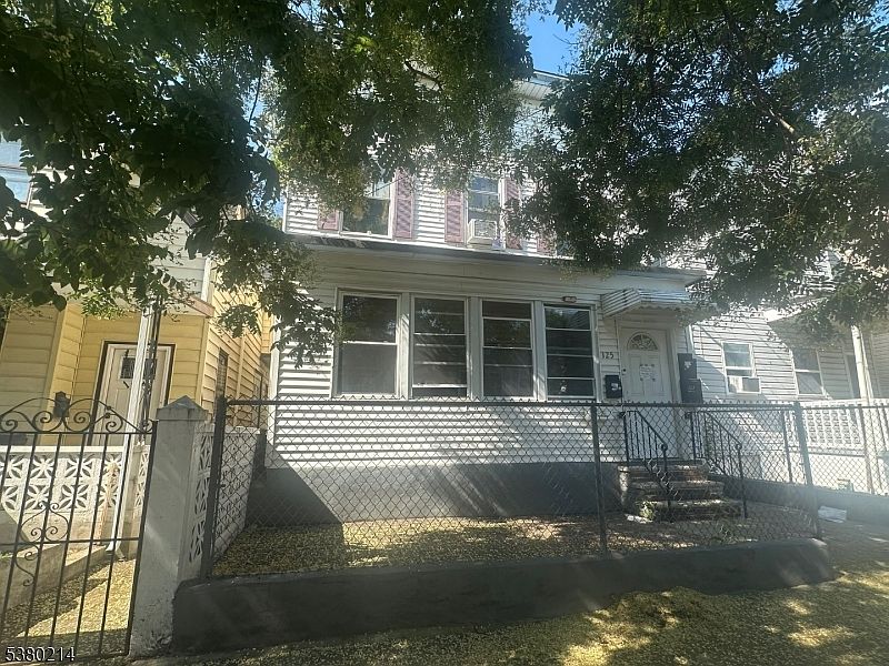 2nd image of 125 Pearl St