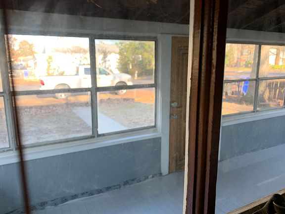 5th image of 210 Swan Blvd