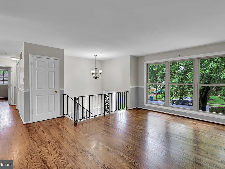 14715 Lock Dr — Photo 3