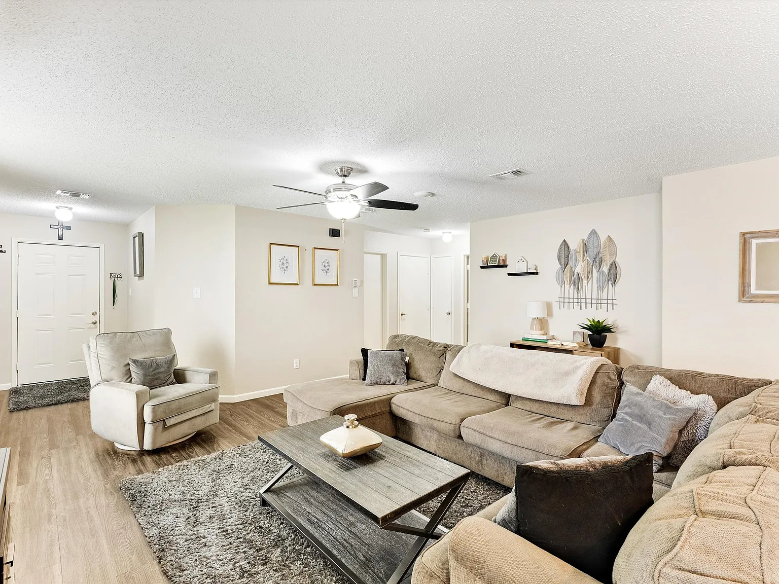3 bed, 1701 sqft, $2,400 — Photo 3