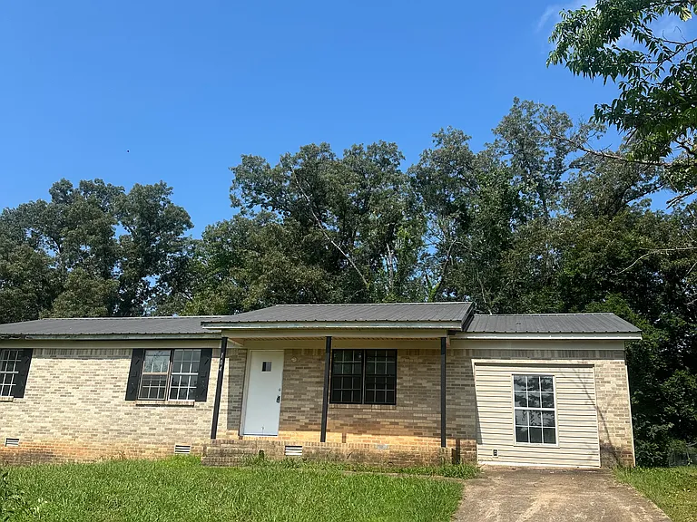 104 Leigh Ann Cir — Photo 1