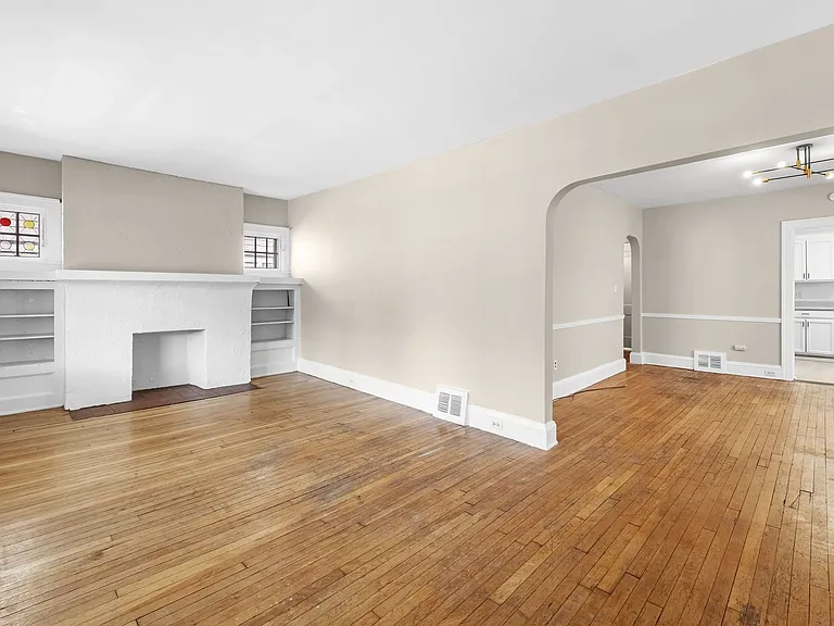 1695 Glenmont Rd — Photo 3