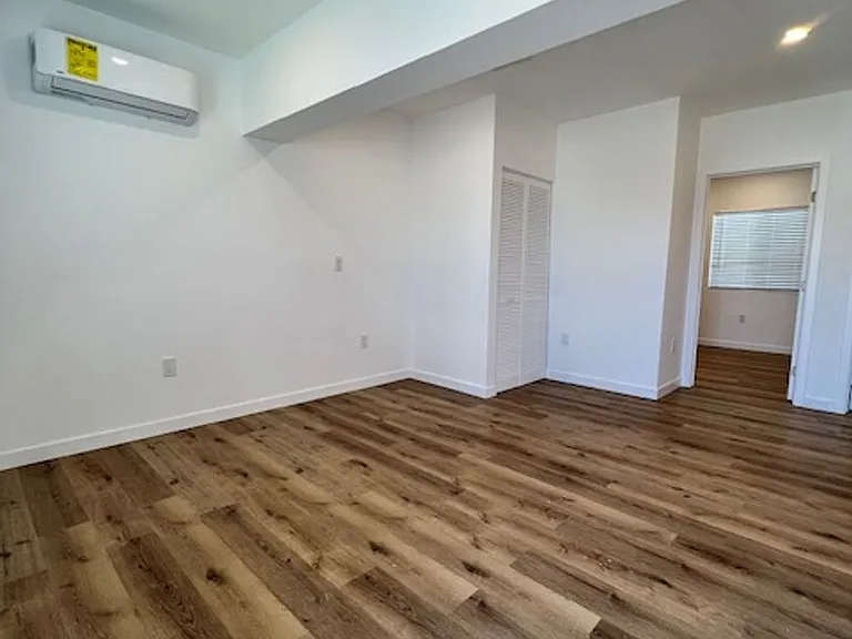 140 W Hyde Park Blvd — Photo 2