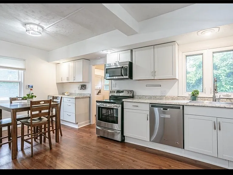 208 Middlesex Rd — Photo 2