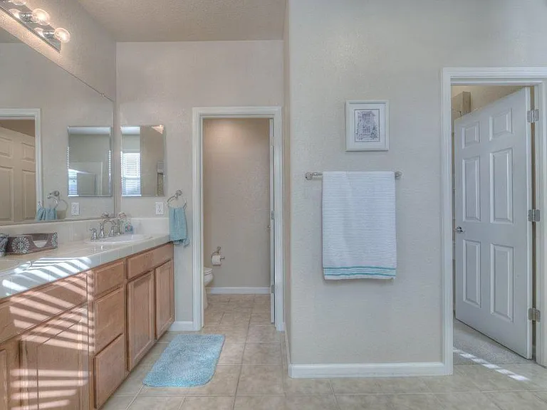 Master Bath w/ walk-in closet