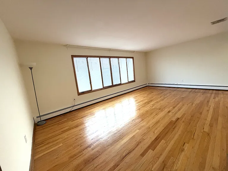 193 Banta Ave — Photo 5