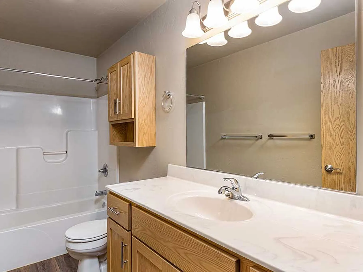 Packer Ave. Apartments — Photo 3