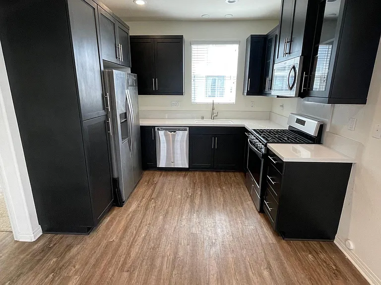 501 Hummingbird Ln — Photo 3