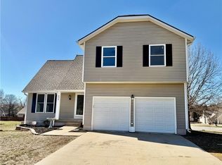 824 S Elk Ln, Bonner Springs, KS 66012